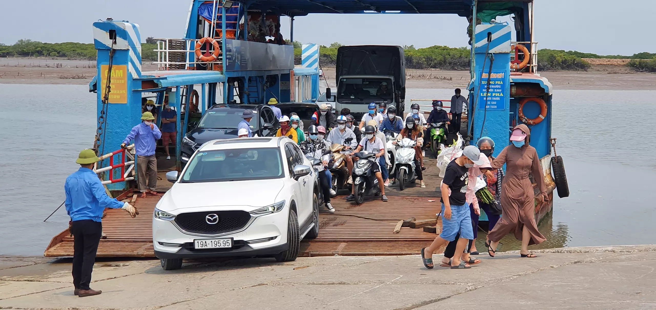 Phà Gót hoạt động hết công suất nhưng vẫn không đáp ứng được nhu cầu của du khách