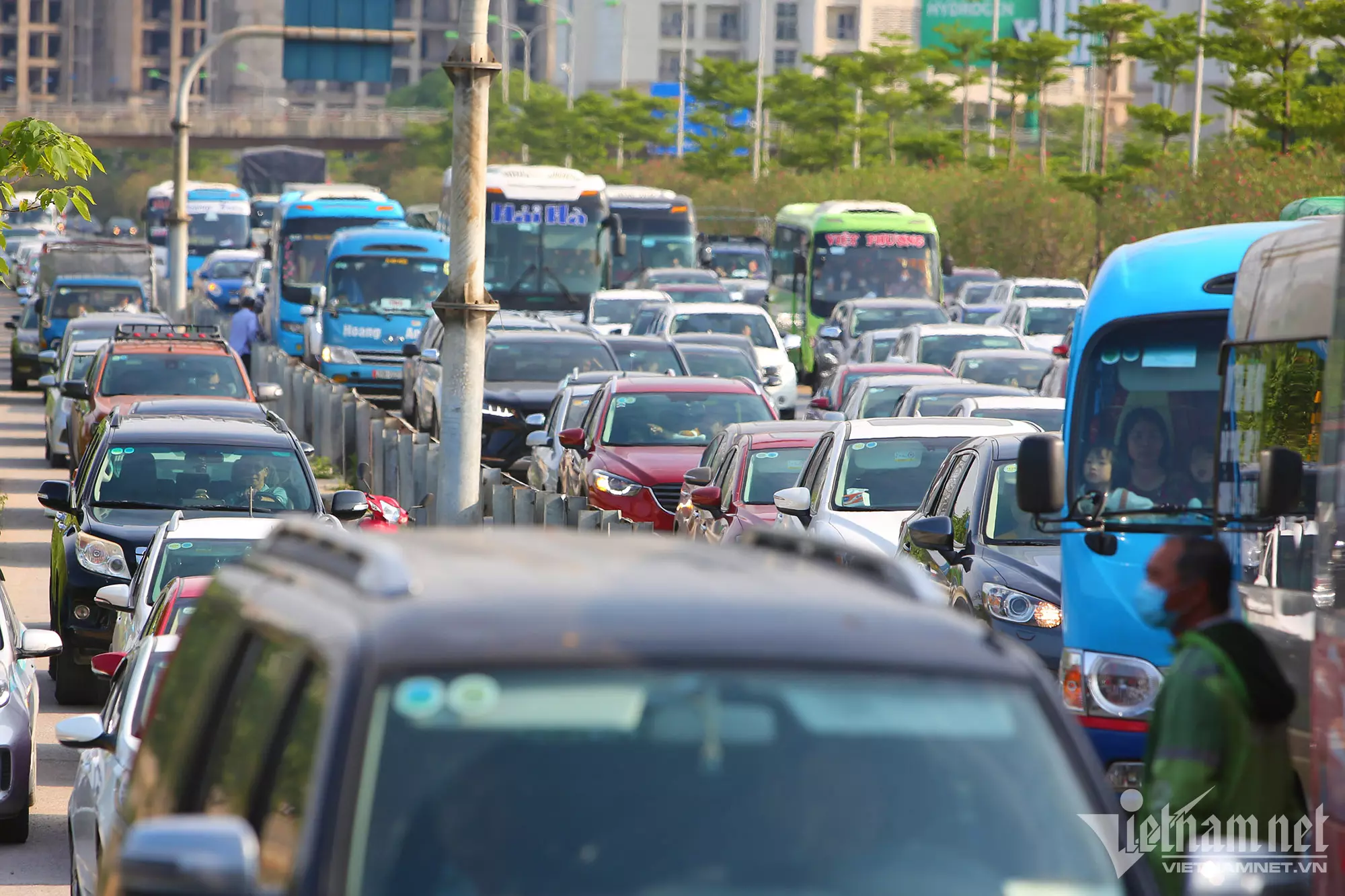Phương tiện từ cao tốc Pháp Vân - Cầu Giẽ- Ninh Bình dồn vào trung tâm thành phố rất lớn