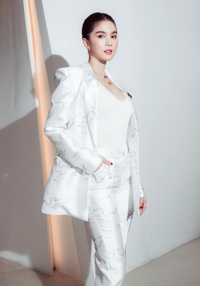 Khi lên đồ thanh lịch, người đẹp toát ra thần thái của một nữ CEO đầy nghiêm túc