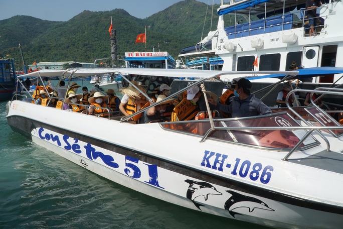 Du khách đến Khánh Hòa đăng ký tour đi tham quan Vịnh Nha Trang tăng gần gấp đôi so với ngày thường