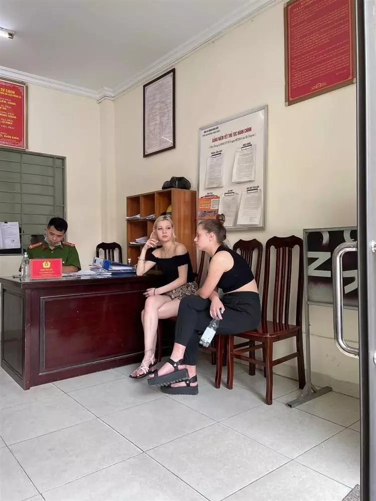 Hình ảnh 2 nữ du khách Nga lên Công an phường trình báo.