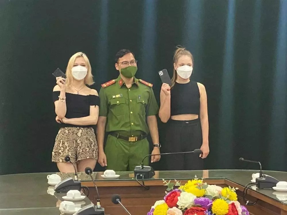 Hai nữ du khách đã lấy lại được điện thoại của mình.