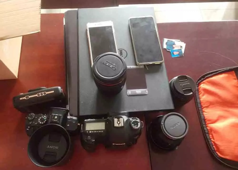 Số tài sản mà Hùng trộm được khi đột nhập vào công ty chuyên kinh doanh máy ảnh ở phường Võ Thị Sáu, quận 3. Ảnh: CACC