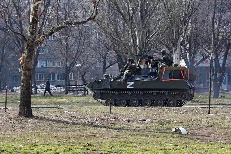 Xe tăng Nga ở thành phố Mariupol, đông nam Ukraine. Ảnh: Reuters
