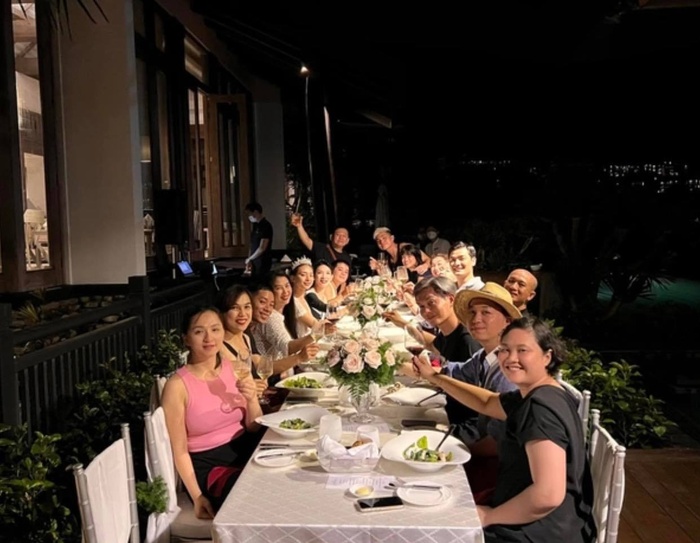 Ngô Thanh Vân - Huy Trần đã quyết định dời đám cưới từ sáng 8/5 sang buổi chiều. 