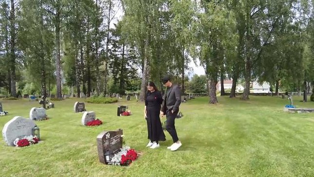 Ngô Thanh Vân và Huy Trần cùng đi thăm mộ người cha quá cố.