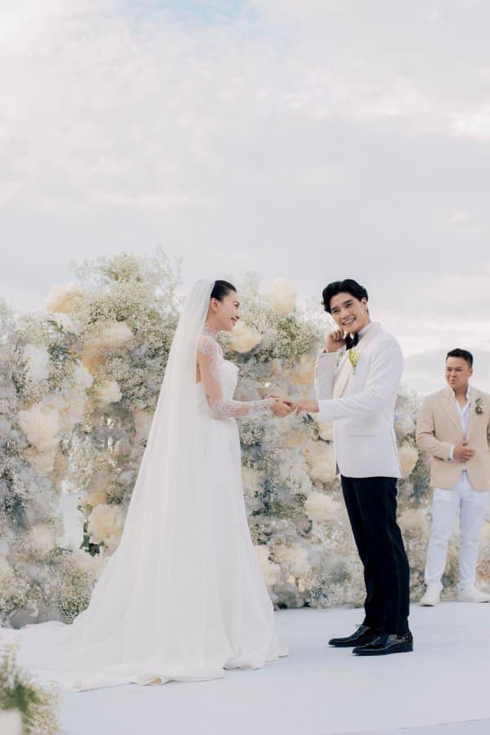 Ngô Thanh Vân và Huy Trần đều nở nụ cười viên mãn, hạnh phúc trong ngày trọng đại