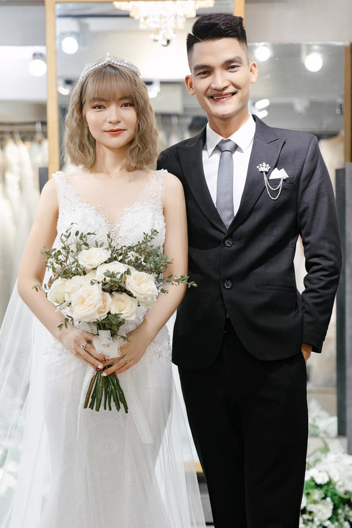 Cặp đôi dự định tổ chức tiệc ấm cúng, đơn giản, chủ yếu mời bạn bè, đồng nghiệp trong làng sân khấu, phim ảnh.