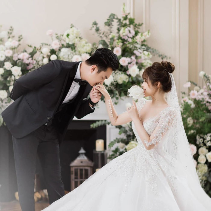 Diễn viên Anh Tuấn hạnh phúc trong ngày cưới cùng cô vợ xinh như hot girl.