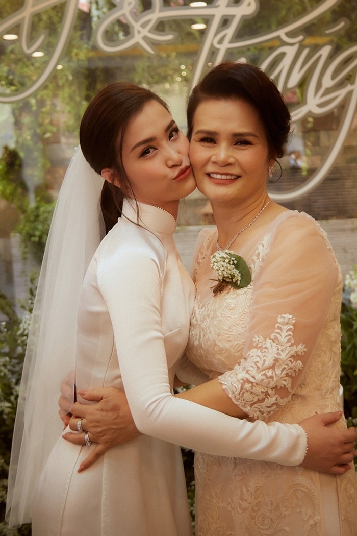 Mỗi khi có tâm sự, Đông Nhi lại tìm đến mẹ để trò chuyện và tìm lời khuyên. 