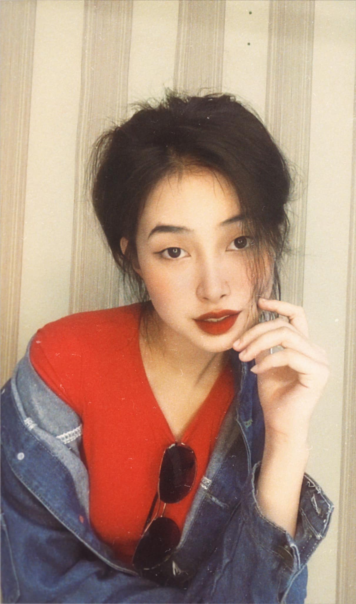 Ngoài các video viral, Mai Linh còn gây ấn tượng bằng những bộ hình diện áo dài mang dấu ấn 