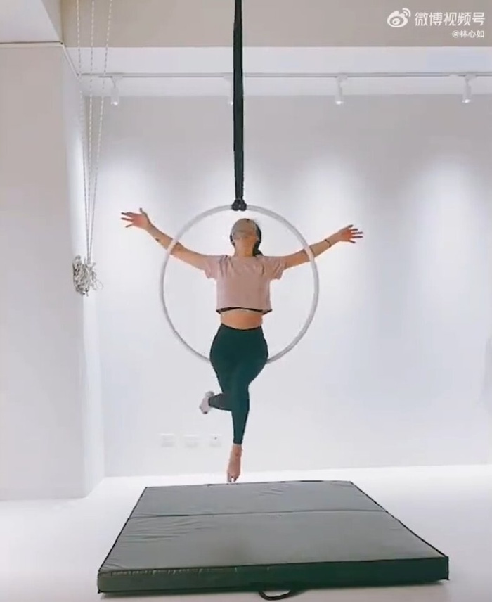 Khoảnh khắc Lâm Tâm Như giữ thăng bằng trên một vòng tròn được treo lơ lửng khiến nhiều người không khỏi bất ngờ