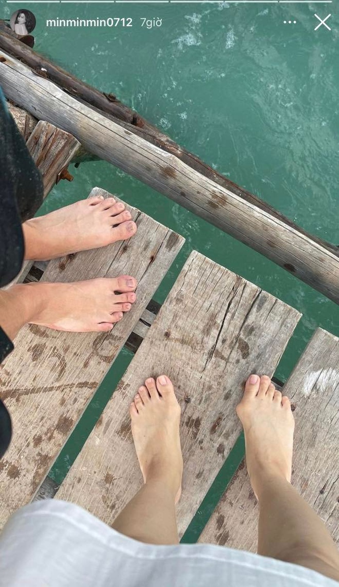 Dân tình còn kịp soi được nhân vật đứng cạnh cô mang chiếc quần màu đen, giống hệt với quần của 16 Typh mặc trong chuyến du lịch. 