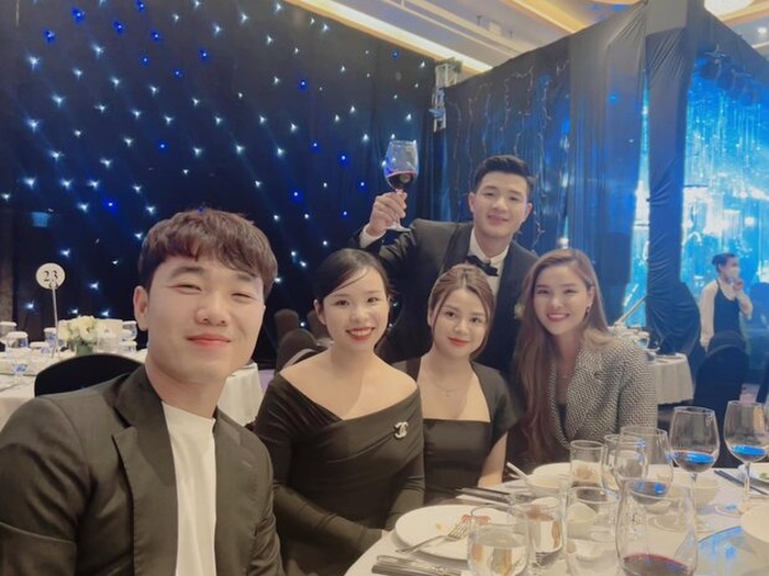 Hà Đức Chinh vui vẻ xuống bàn tiệc giao lưu cùng bạn bè thân thiết