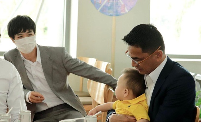 Công Phượng và Viên Minh đều ra sức bảo vệ và che chắn diện mạo của quý tử đầu lòng