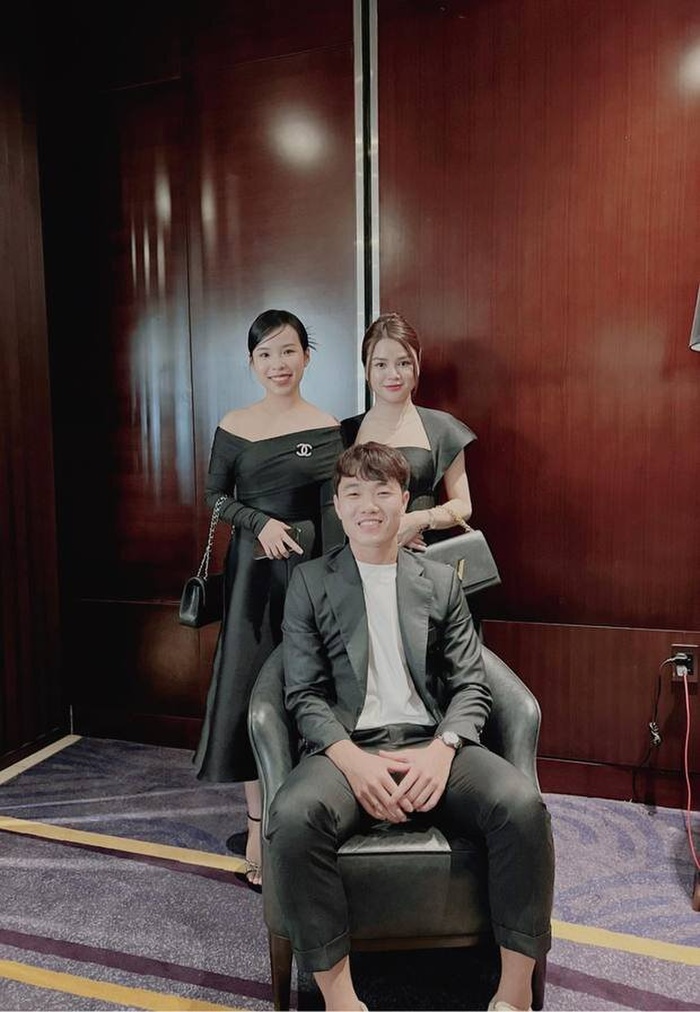 Bà xã Công Phượng vui vẻ tạo dáng cùng Xuân Trường và vợ Huy Toàn là Quỳnh DG