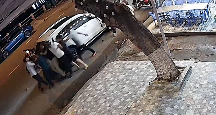 Cảnh đánh nhau giữa nhóm của Nam và nhóm thanh niên khác đi xe máy được camera an ninh gần đó ghi lại. (Ảnh: Dân Việt)