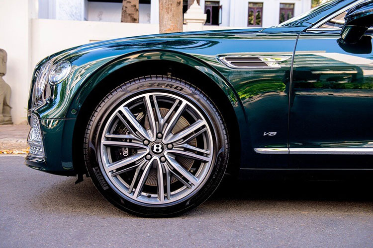 Bentley Flying Spur V8 sở hữu khối động cơ V8 tăng áp kép 542 mã lực 4,0L, tương tự cho Bentayga và Continental GT, mô-men xoắn cực đại lên 770Nm, đạt tốc độ tối đa 318km. Trọng lượng xe nhẹ hơn 107kg so với phiên bản động cơ truyền thống W12 nhờ sự giảm bớt trọng lượng khoang động cơ.