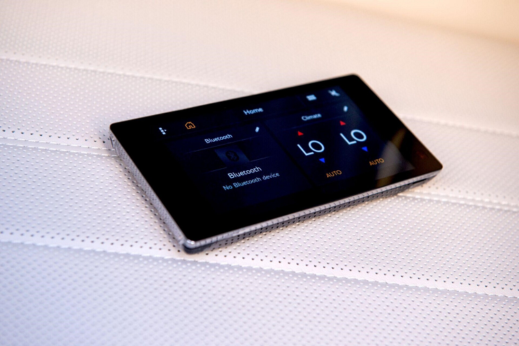 Sánh đôi cùng vẻ ngoài cổ điển, sang trọng là nội thất xa hoa đến từng chi tiết. Chất liệu da thượng hạng mềm mịn mang đến cảm giác xa xỉ trong từng cái chạm tay, vốn được tuyển lựa từ đàn gia súc vùng đồng cỏ Bắc Âu và trải qua quá trình thuộc da theo phương thức truyền thống tại những xưởng thủ công nức tiếng.