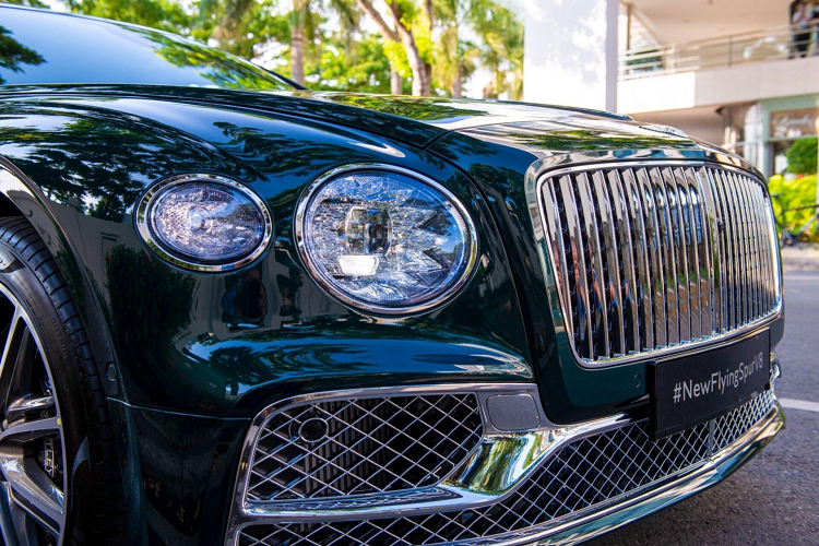 Táp lô là sự kết hợp của gỗ Burr Walnut và lớp ốp veneer màu đen Grand Black đặc trưng, được phân chia bởi một dải chrome ấn tượng. Burr Walnut được biết đến là một trong những loại gỗ cao cấp nhất trên thị trường hiện tại, nổi tiếng với màu sắc cuốn hút cùng với các vân hình tròn hoặc hình sóng bắt mắt.