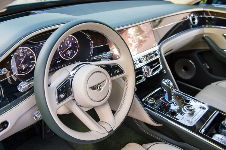 Cách ốp gỗ nền ấn tượng tôn lên màn hình xoay 3 mặt, bao gồm một mặt là ốp gỗ, một mặt là 3 đồng hồ cơ và một mặt là màn hình cảm ứng giải trí kích thước 12,3 inch. Bên cạnh đó, siêu xe trang bị hệ thống âm thanh 10 loa công suất 650W, đèn trang trí nội thất.