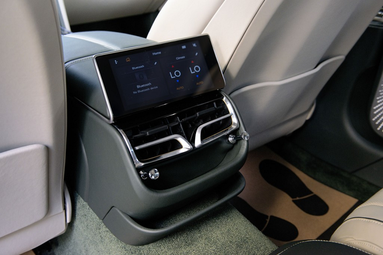 Ghế ngồi trên chiếc xe siêu sang Bentley Flying Spur V8 mới kèm đục lỗ thông hơi, massage, chỉnh điện đa hướng/nhớ vị trí..., đi cùng màn hình cảm ứng điều khiển chức năng cho hàng ghế sau.