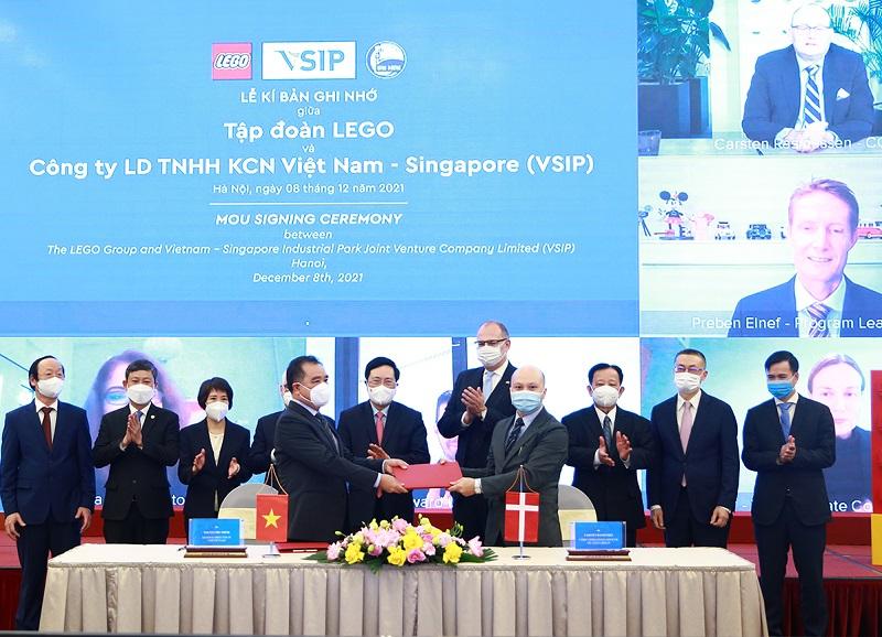 Lễ ký biên bản ghi nhớ hợp tác giữa Tập đoàn LEGO với chủ đầu tư KCN VSIP - Ảnh: H.L