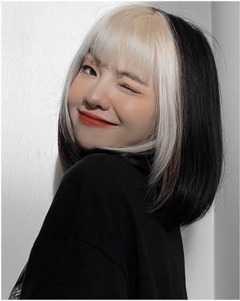 Ngồi tại hàng đầu tiên với những đồng nghiệp nổi bật khác trong nghề, nhan sắc 