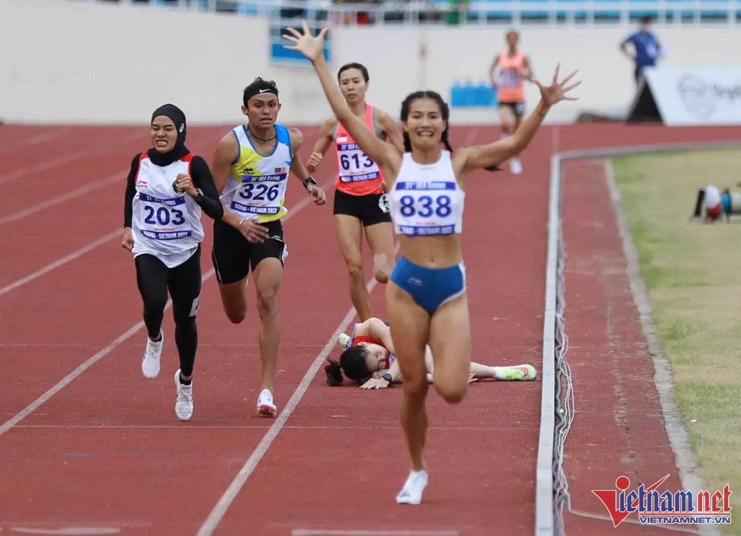 VĐV Malaysia (số 326) vượt lên, chen vào khoảng không giữa Đinh Thị Bích và VĐV Indonesia (số 203) trước khi có động tác không đẹp. Đinh Thị Bích ngã xuống sân khi đang chạy tốc độ rất cao