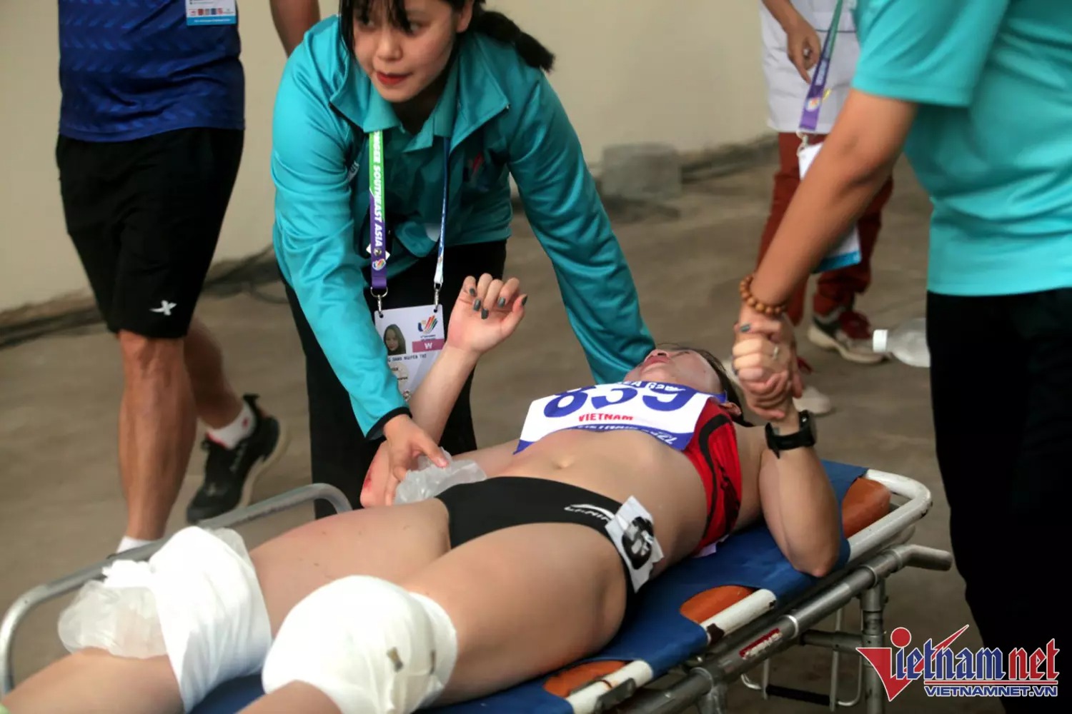 Cô được sơ cứu trước khi đưa đi bệnh viện để kiểm tra chấn thương