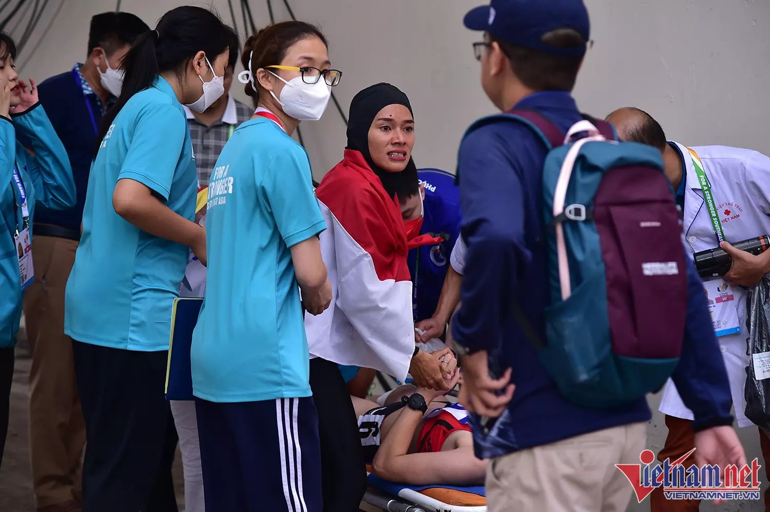 Các đồng nghiệp lo lắng cho Đinh Thị Bích. Ở nội dung 800m, Phương Anh đã giành HCV.