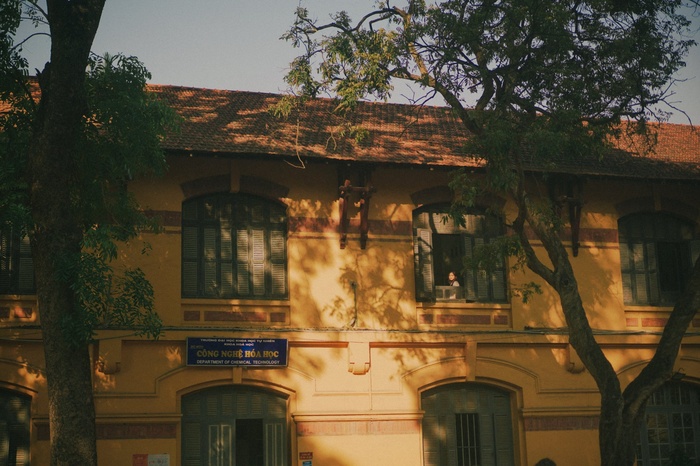 Ánh nắng khiến cho ngôi trường đẹp đến lạ. Ảnh: Nguyen Thanh Luan. 