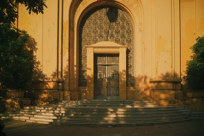 Ngôi trường đẹp mơ màng dưới ánh nắng. Ảnh: Nguyen Thanh Luan.