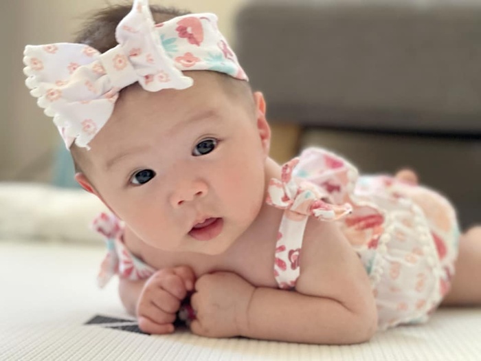 Người đẹp khá thoải mái trong việc chia sẻ hình ảnh của con lên trang cá nhân