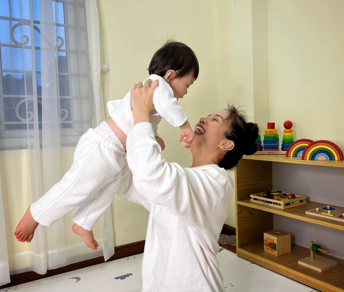 Thỉnh thoảng An Nguy mới chia sẻ hình ảnh chụp chung cùng con