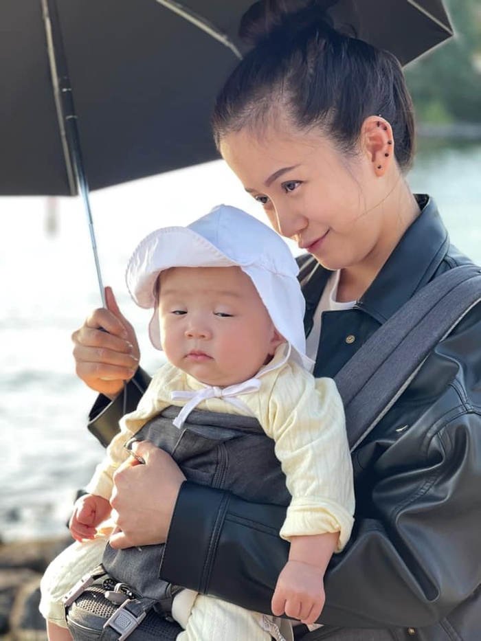 Dù đã làm mẹ nhưng cô nàng vẫn sở hữu tính cách tinh nghịch, lầy lội bằng việc 