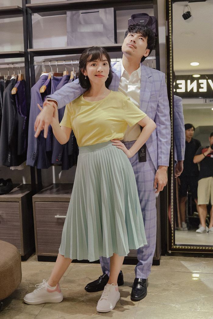 Đôi bạn thân thiết nhí nhố chụp ảnh cùng nhau.