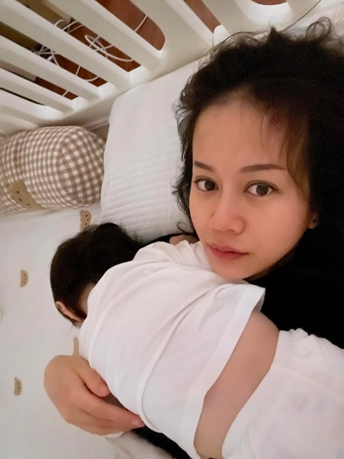 Nữ vlogger đình đám ngày nào giờ đây đang tận hưởng cuộc sống của một bà mẹ bỉm sữa bên người tình