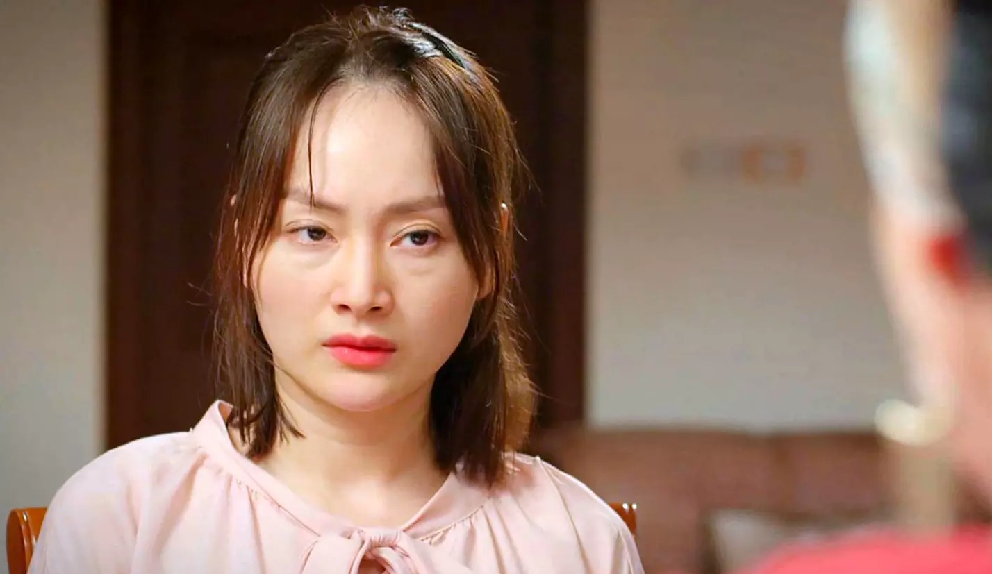 Lan Phương tiếp tục có thêm một vai diễn nhiều dấu ấn khi hóa thân vào vai Khánh, một người vợ, người mẹ hết lòng vì gia đình nhưng gặp bất hạnh vì lấy phải ông chồng nhu nhược, chưa kể có thêm mẹ và chị chồng đáng sợ mà ai cũng muốn tránh xa. 
