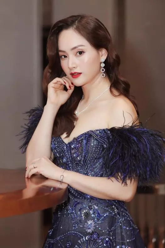 Đối lập với nhân vật, Lan Phương ngoài đời có cuộc sống khác hẳn. Cô là một phụ nữ quyết đoán, độc lập, hiện đại. Lan Phương hiện có một con gái 4 tuổi. 