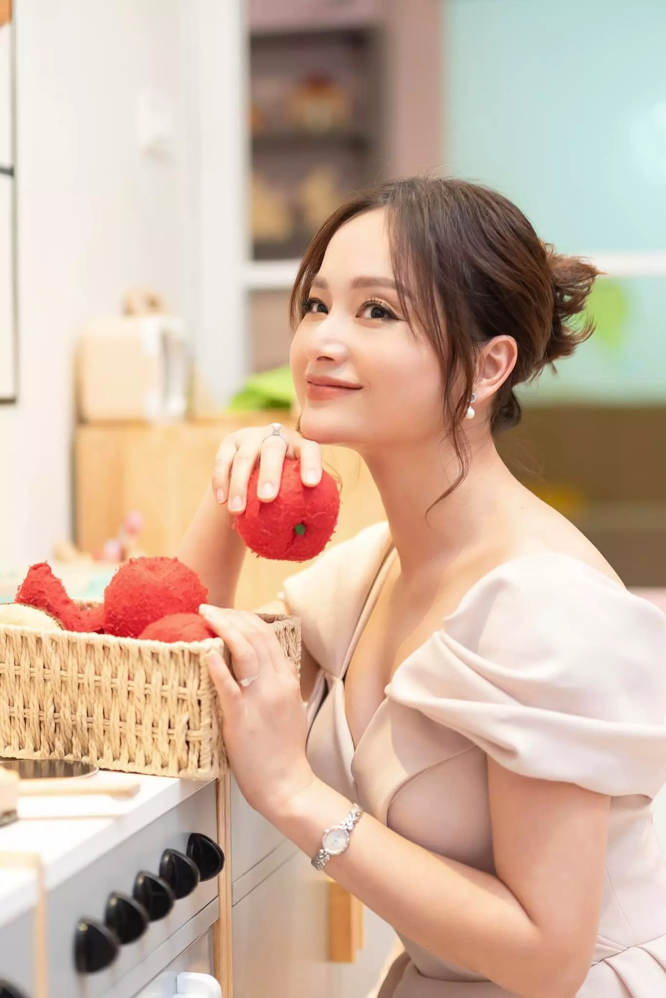 Chia sẻ trong buổi ra mắt phim 'Thương ngày nắng về', Lan Phương tiết lộ cô chưa bao giờ phải nấu ăn cho bố mẹ chồng và thực tế là ông bà tự rửa bát luôn. 