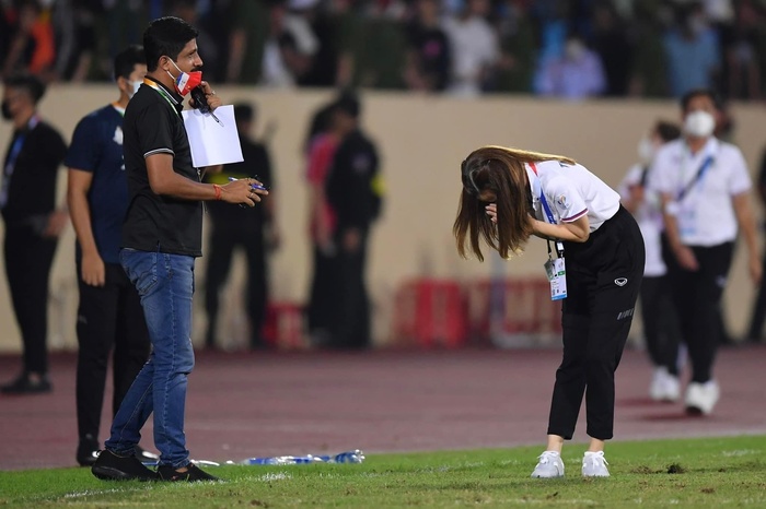 Khoảnh khắc cúi đầu của nữ trưởng đoàn Thái Lan. Ảnh: Madam Pang