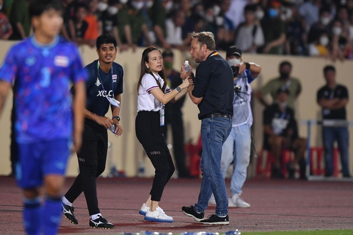 Không có Madam Pang thì HLV Polking sẽ liên tục gặp rắc rối với trọng tài vì nóng tính. Ảnh: Madam Pang