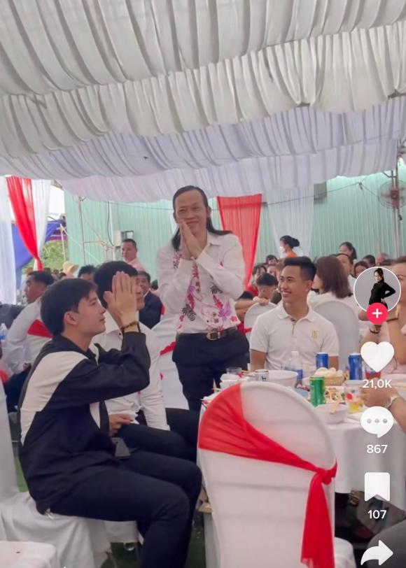 Hoài Linh xuất hiện tại một đám cưới với trang phục giản dị nhưng thái độ rất vui vẻ