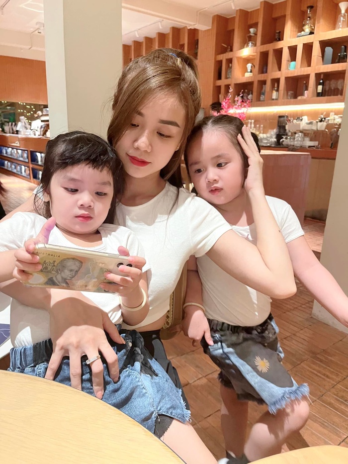 Khoảnh khắc đáng yêu, nhí nhảnh của 3 mẹ con.