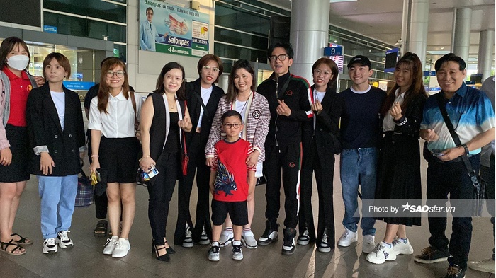 Vợ chồng Đan Trường nhận được sự chào đón nồng nhiệt từ người thân lẫn các fan. 