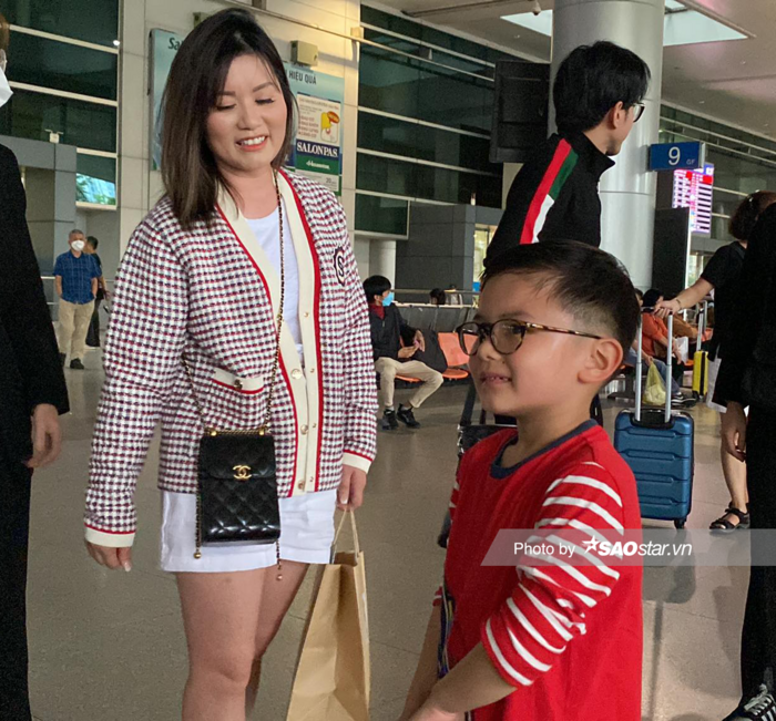 Đây cũng là lần đầu tiên Đan Trường đưa vợ cũ cùng con trai về Việt Nam sau khi ly hôn. 