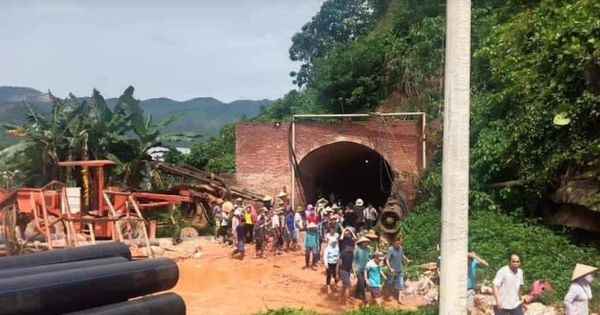 Người dân kéo vào khu vực hầm khai thác quặng để phản đối. Ảnh: Facebook