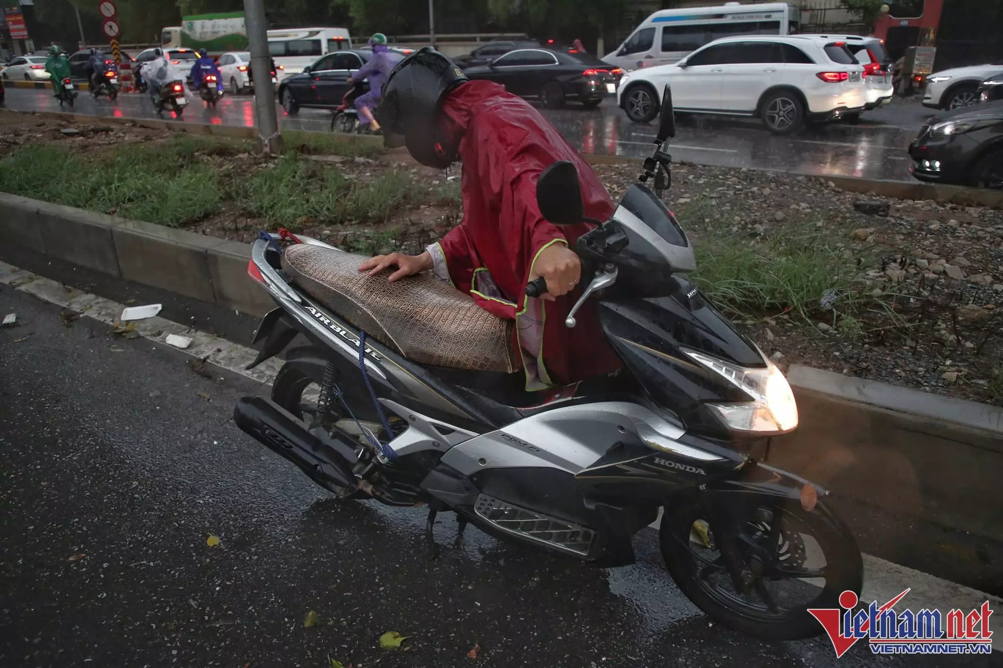 Xe chết máy khi đi vào phố ngập