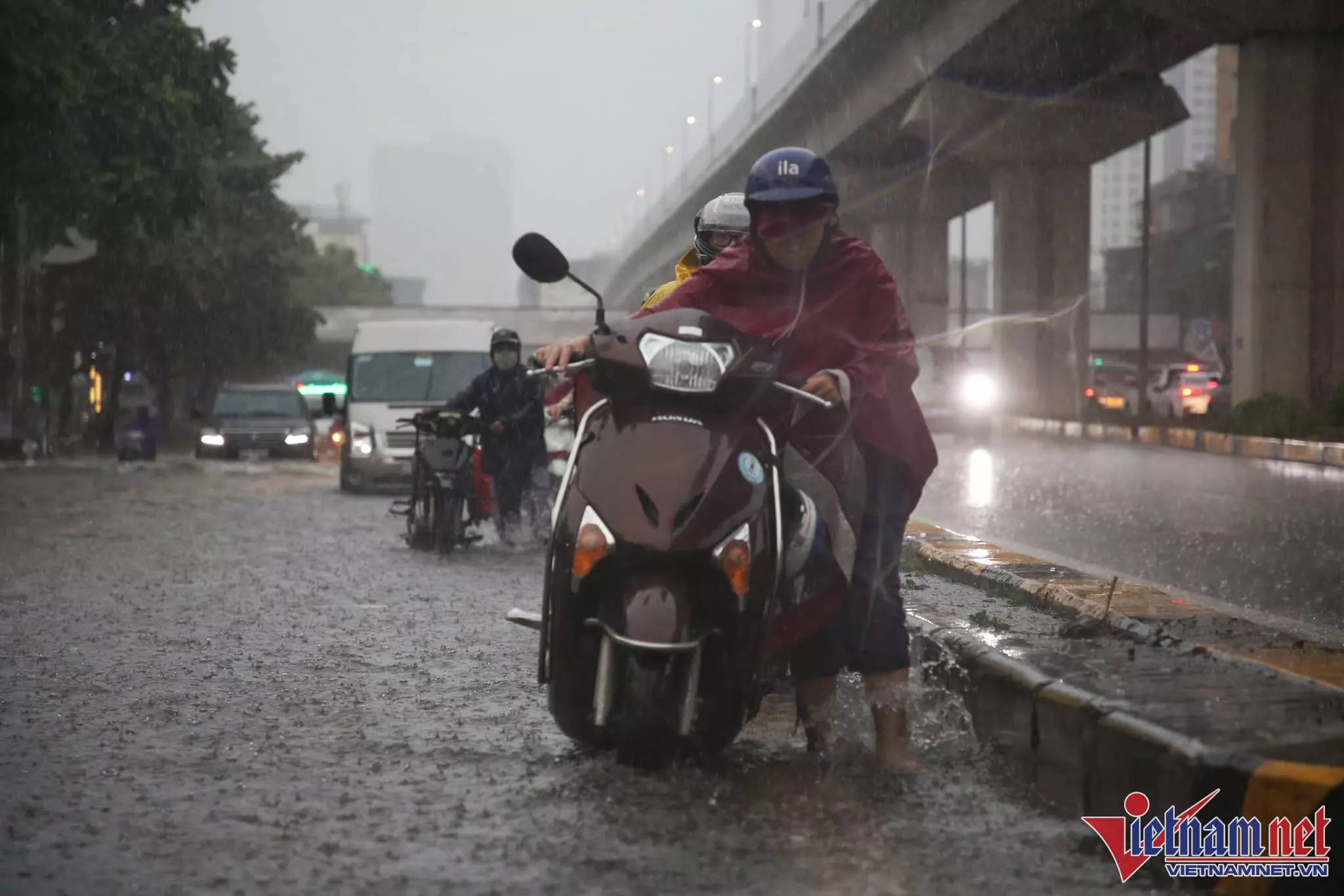 Nhiều người phải dắt xe máy khi đi qua điểm ngập